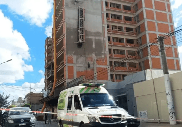 Colapsó un andamio en Tandil y dejó a dos obreros gravemente heridos