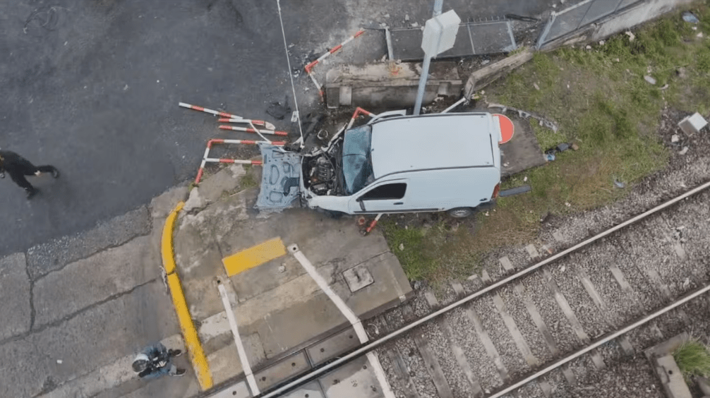 Ramos Mejía: una formación del tren Sarmiento chocó contra una camioneta que cruzó con las barreras&nbsp;bajas